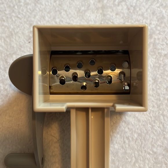 Vintage Pampered Chef Deluxe Cheese Grater - Picture 5 of 6